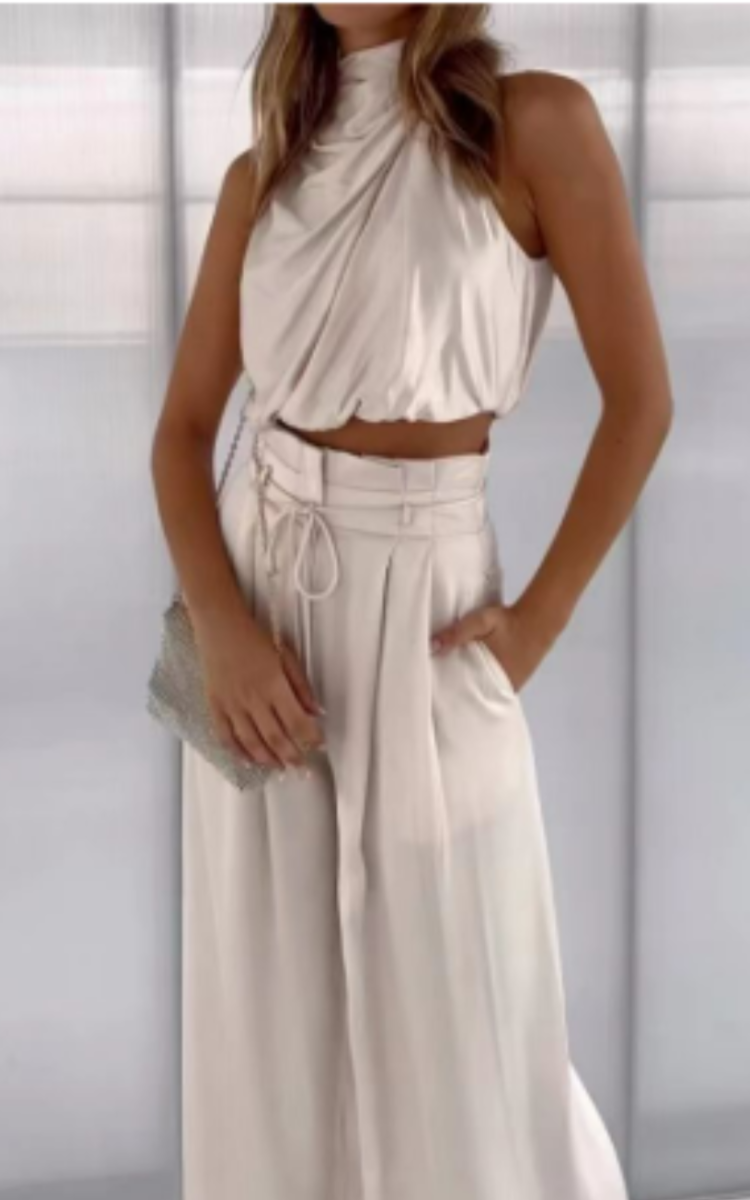 Combinaison élégante pour femme, idéale pour un mariage ou une cérémonie d’été avec coupe fluide et style chic.