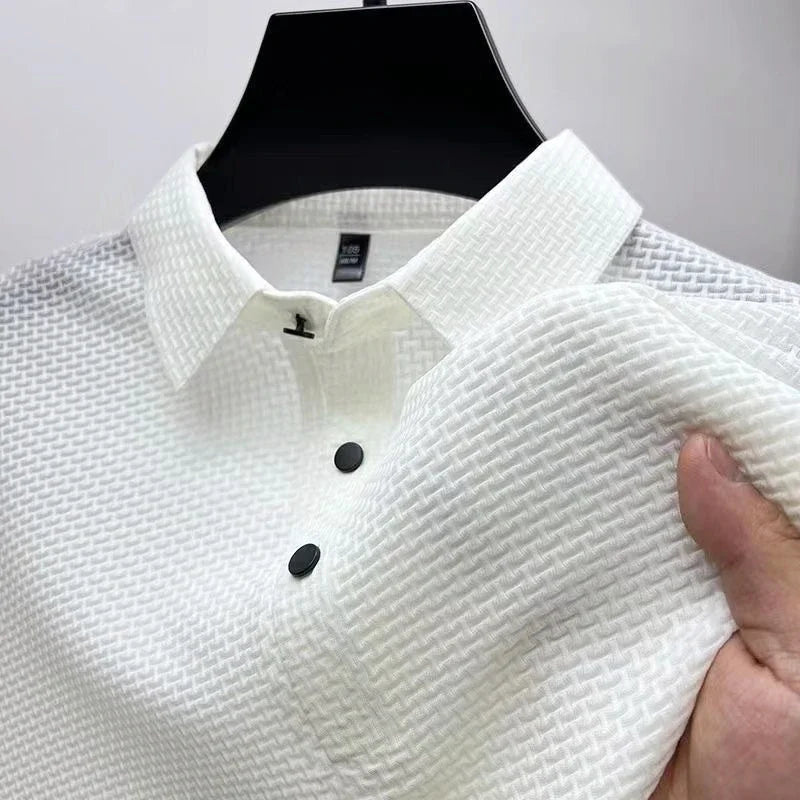  Polo d'été minimaliste pour homme avec manches courtes, idéal pour un look léger et moderne.
