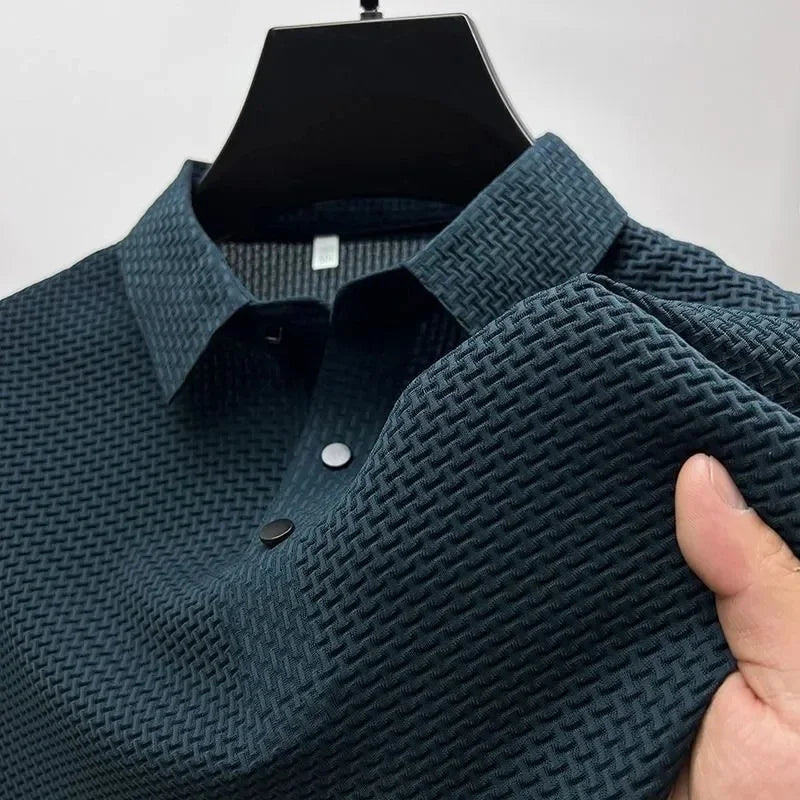  Polo d'été minimaliste pour homme avec manches courtes, idéal pour un look léger et moderne.