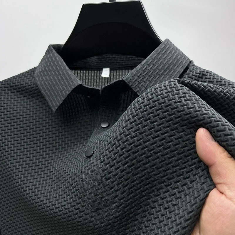 Polo d'été minimaliste pour homme avec manches courtes, idéal pour un look léger et moderne.