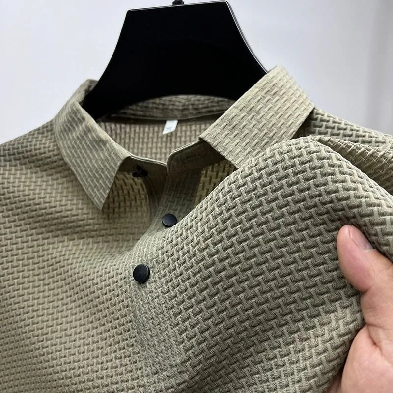 Polo d'été minimaliste pour homme avec manches courtes, idéal pour un look léger et moderne.